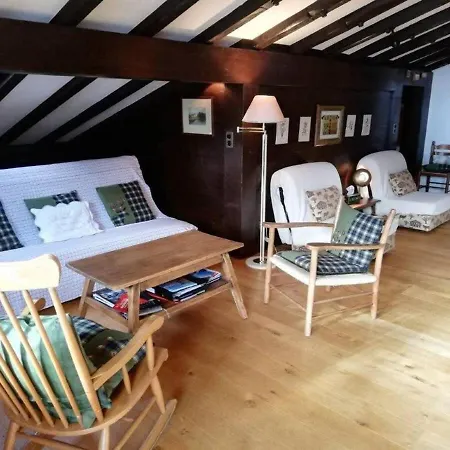 Location Cozy 3 Bedroom Flat In