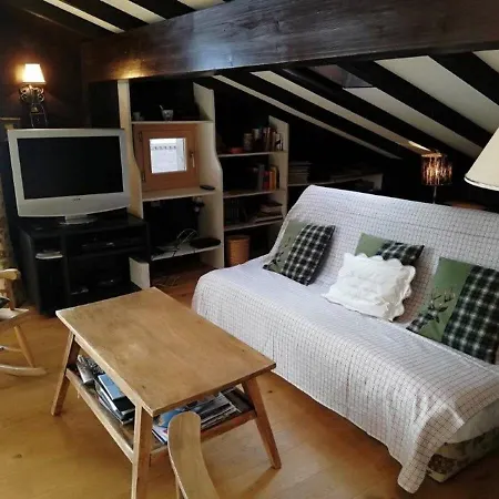 Location Cozy 3 Bedroom Flat In *